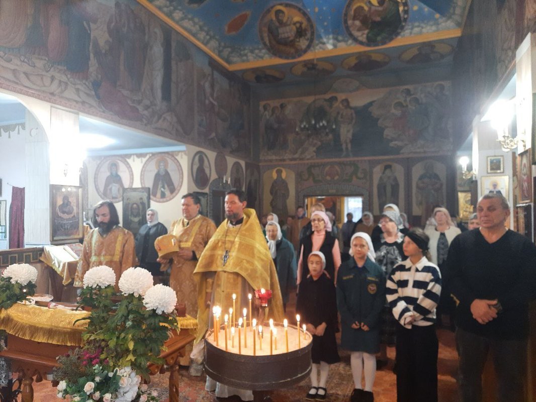 Праздничная Божественная литургия в день памяти преп. Амвросия Оптинского